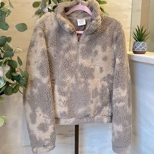 Warm and super cozy pullover faux fur, like new condition, size small!